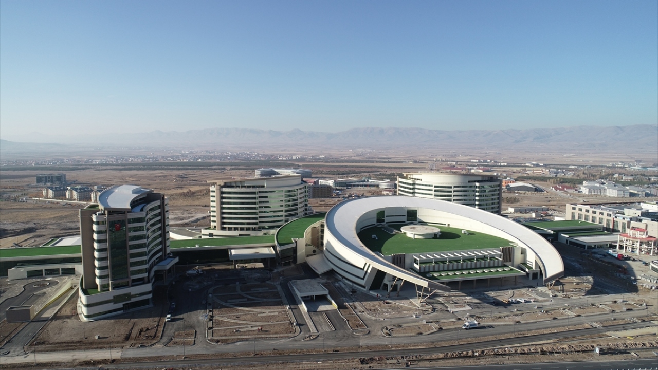 Doktor sayısı konusunda Türkiye`nin çok üstünde olduklarına işaret eden Bedir, hastanede çocuk ve yetişkin alerji servislerinin de hizmete gireceğini müjdeledi.