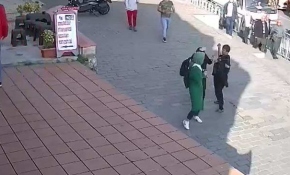 Başörtülü öğrencilere saldıran kişi gözaltına alındı