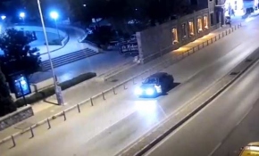 Alkollü sürücünün polisi 400 metre kaputta taşıdığı anlar kamerada