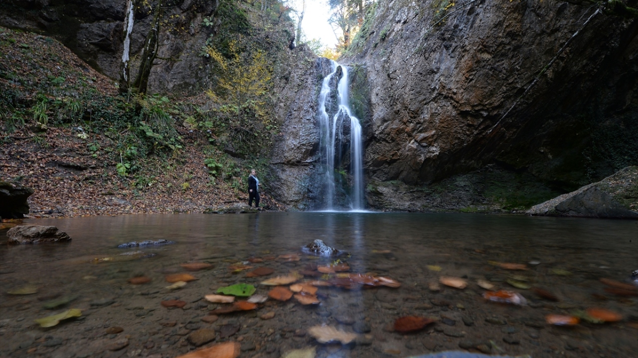 Karabük`ün Safranbolu ilçesindeki Baklabostan Tabiat Parkı`nın şelalesi ve doğal bitki örtüsüne sonbahar da eklendi.