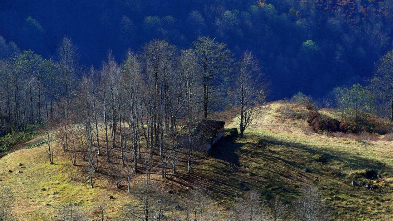 Trabzon’dan geçen İpek Yolu’nun bir kolu olan tarihi Sürmene-Bayburt kervan yolu, sonbaharda yeşil ve sarının tonlarıyla ziyaretçilerine enfes görüntüler sunuyor.