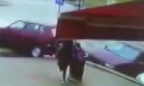 Otomobilin altında kalmaktan son anda kurtuldular