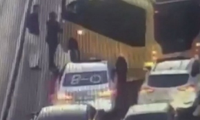 Dolmuş şoförü, gelin arabasından zarf alabilmek için yolu kapattı