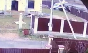 Rusya'da irtifa kaybeden uçak evin bahçesine düştü