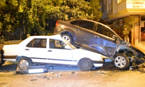 Polisten kaçan şüpheliler yol kenarındaki 6 araca çarptı