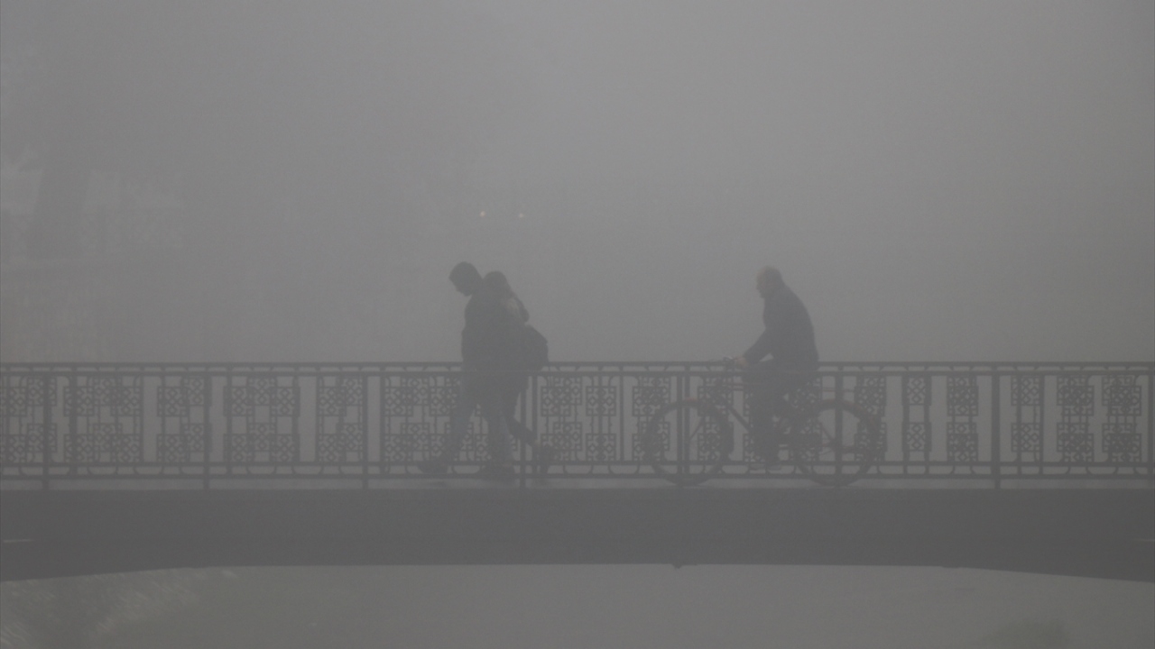 Polis ekipleri trafiğin yoğun olduğu noktalarda sabah saatlerinde önlem aldı. 
