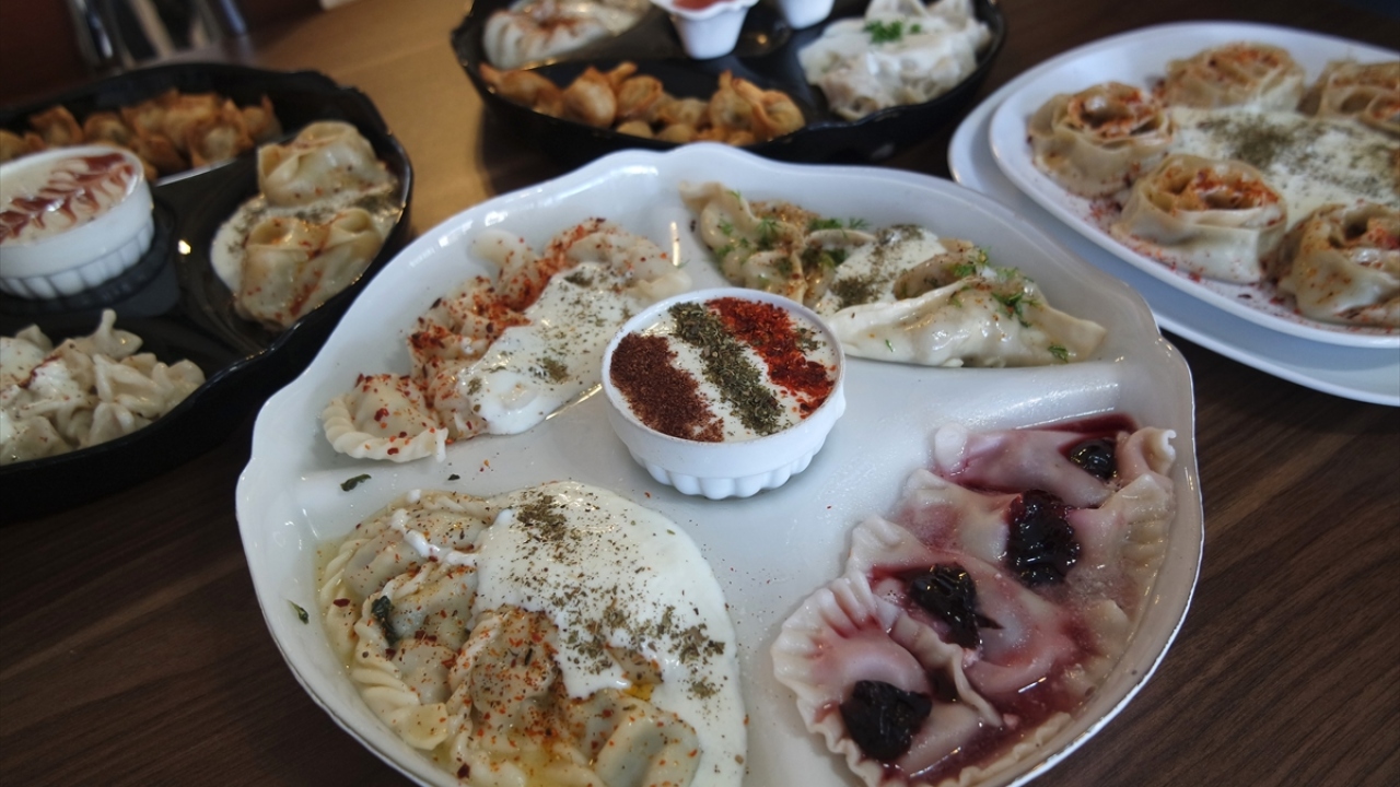 Bursa`da bir restoranda hazırlanan ve farklı tekniklerde pişirilen 21 çeşit mantı, lezzetiyle müşterilerin damaklarını tatlandırıyor.  