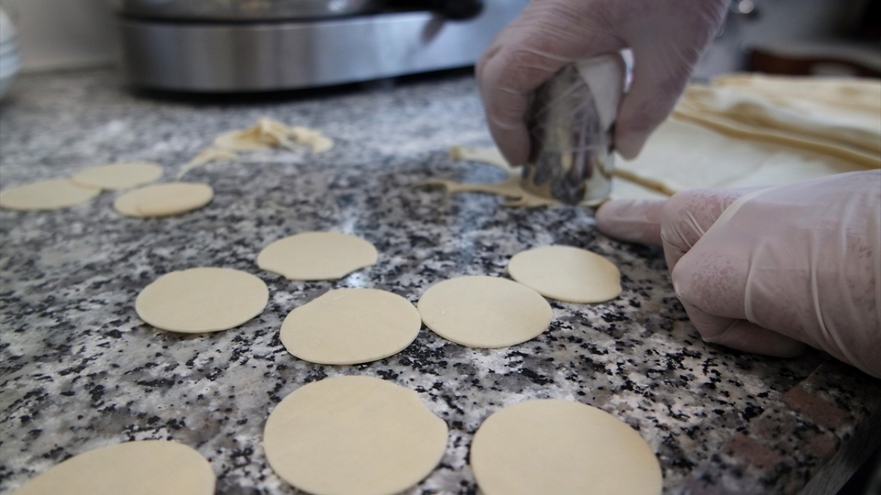 Mantıcı Emre Toku, Tatar olduğunu ve doğduklarında ağızlarına emzik yerine mantı verildiğini anlattı. 