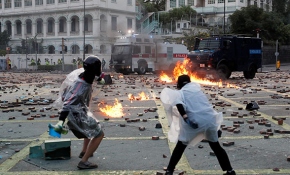Hong Kong'da barışçıl protestoların şiddete dönüşmesi endişe yaratıyor