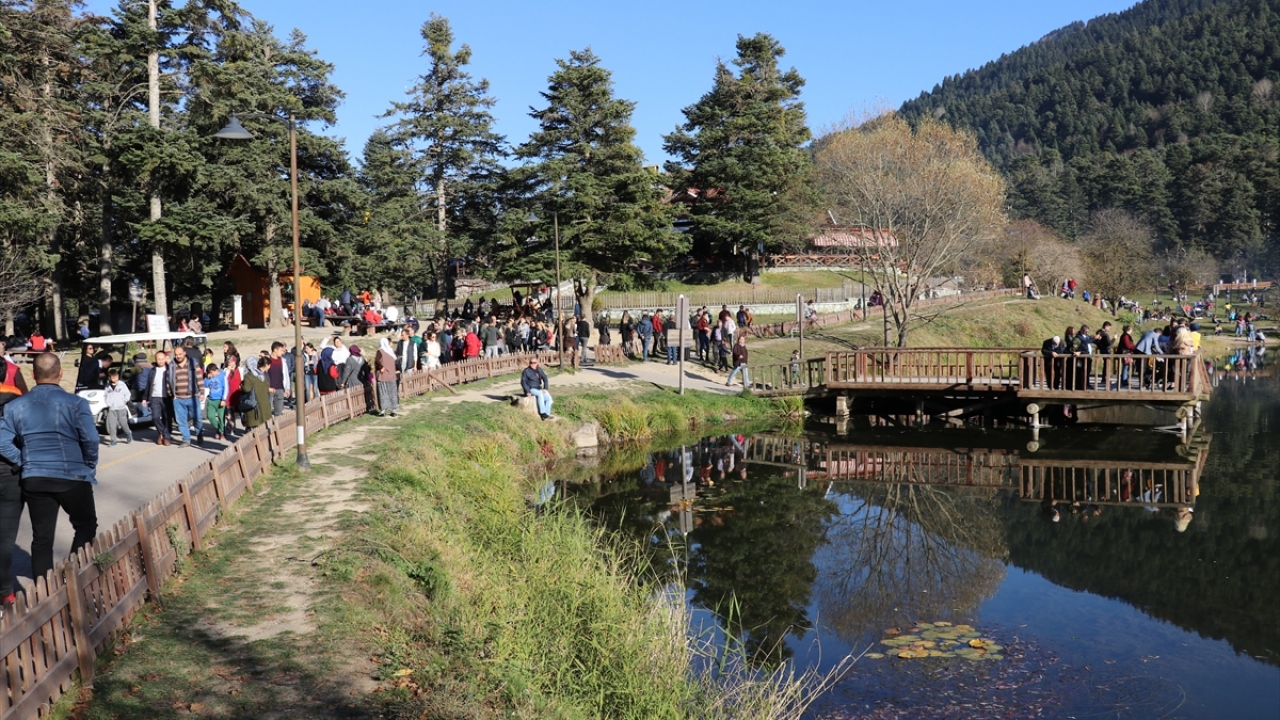 Piknik alanlarının da dolmasıyla vatandaşlar, ormanlık alanın iç kısımlarında vakit geçirdi. 