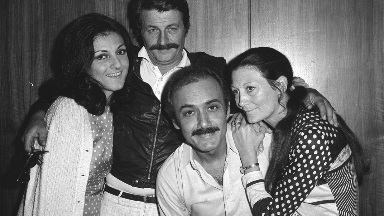 Kenter (sağda), 20 Haziran 1972`de Müşfik Kenter (solda) ve Şükran Güngör (sağ 2) ile birlikte. (Arşiv)