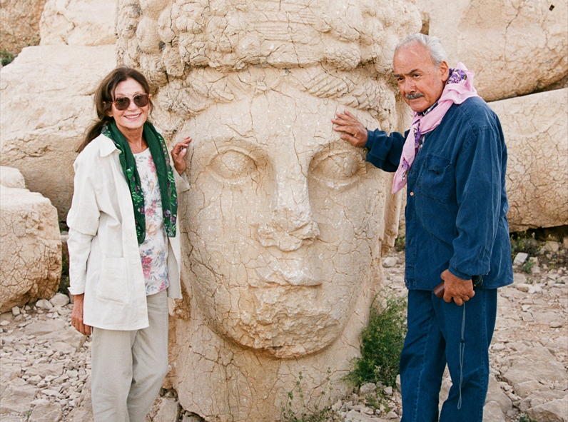 Kenter (solda) ve Şükran Göngör (sağda), 21 Temmuz 2000`de düzenlenen Adıyaman Tut 2. Kültür ve Sanat Festivalinde Nemrut Ören Yerini ziyaret etti. (Arşiv)