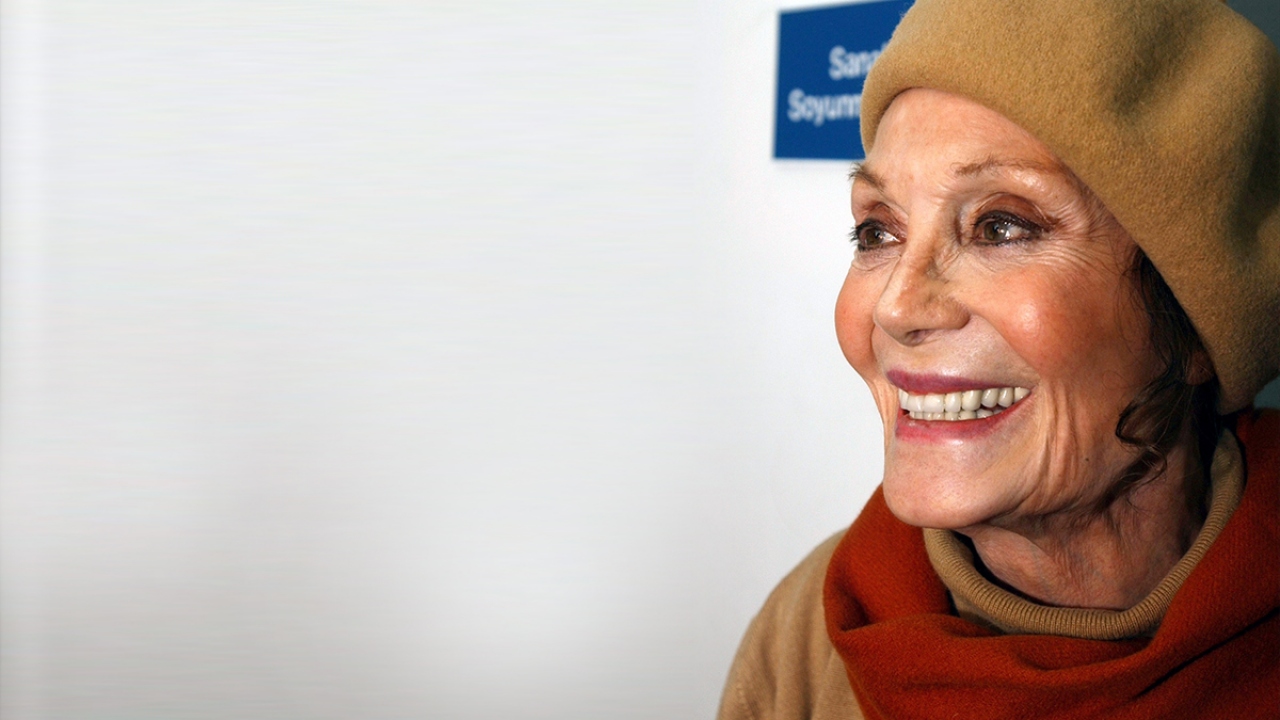 Sanatçı Kenter, 23 Aralık 2004`te düzenlenen bir toplantıya katıldı. (Arşiv)