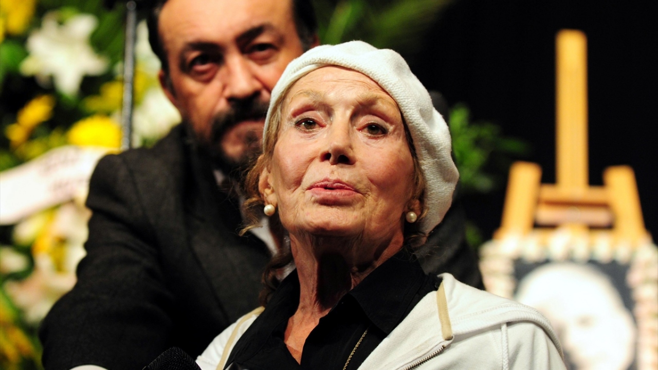 Kenter, 23 Eylül 2008`de tiyatro ve sinema sanatçısı, yazar ve yönetmen Hadi Caman için düzenlenen cenaze töreninde konuşma yaptı. (Arşiv)