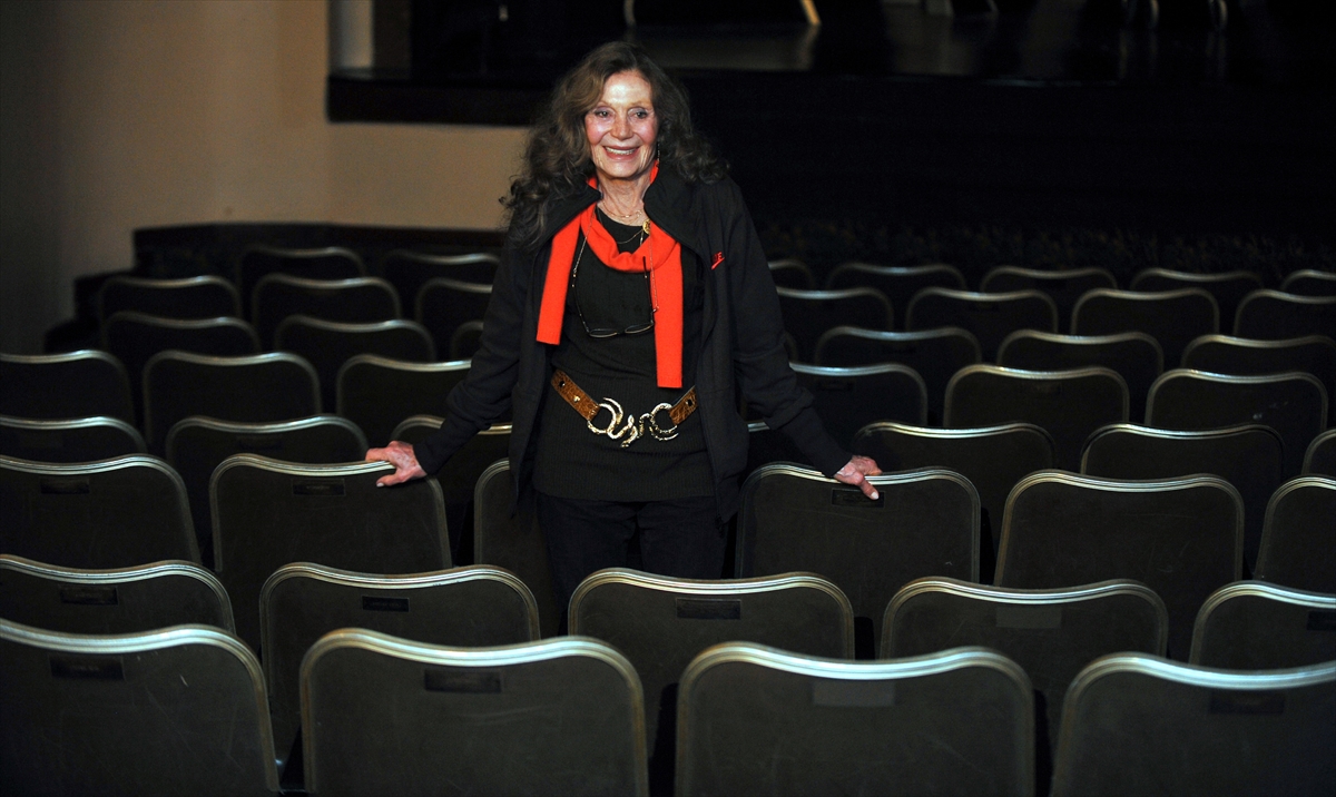 Kenter, 12 Aralık 2008`de sanat hayatının 60. yılını kendisinin yönettiği "Victoria" adlı oyunun genel provasında kutladı. (Arşiv)