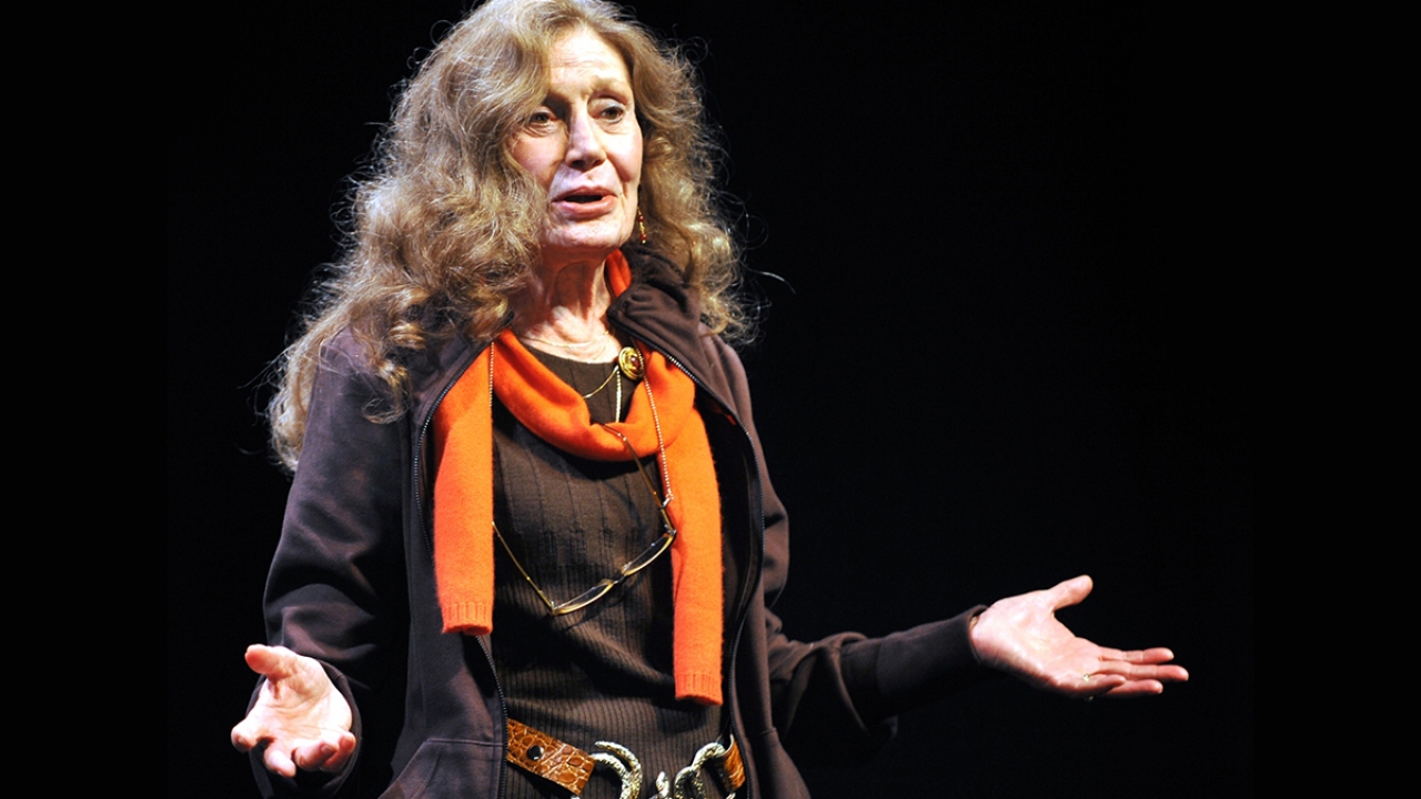 Kenter, 12 Aralık 2008`de sanat hayatının 60. yılını kendisinin yönettiği "Victoria" adlı oyunun genel provasında kutladı. (Arşiv)