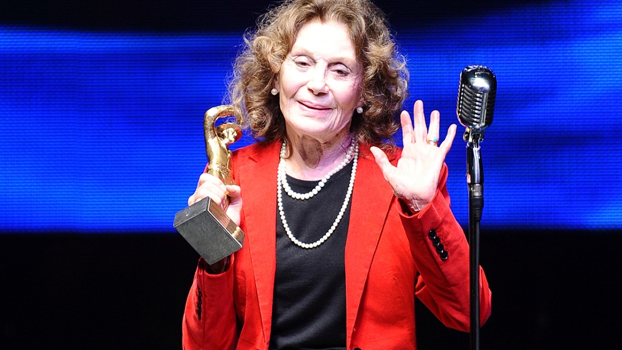 Kenter, 21 Nisan 2001`de düzenlenen 15. Sadri Alışık Tiyatro ve Sinema Oyuncu Ödülleri töreninde dram dalında en iyi kadın oyuncusu ödülüne layık görüldü. (Arşiv) 