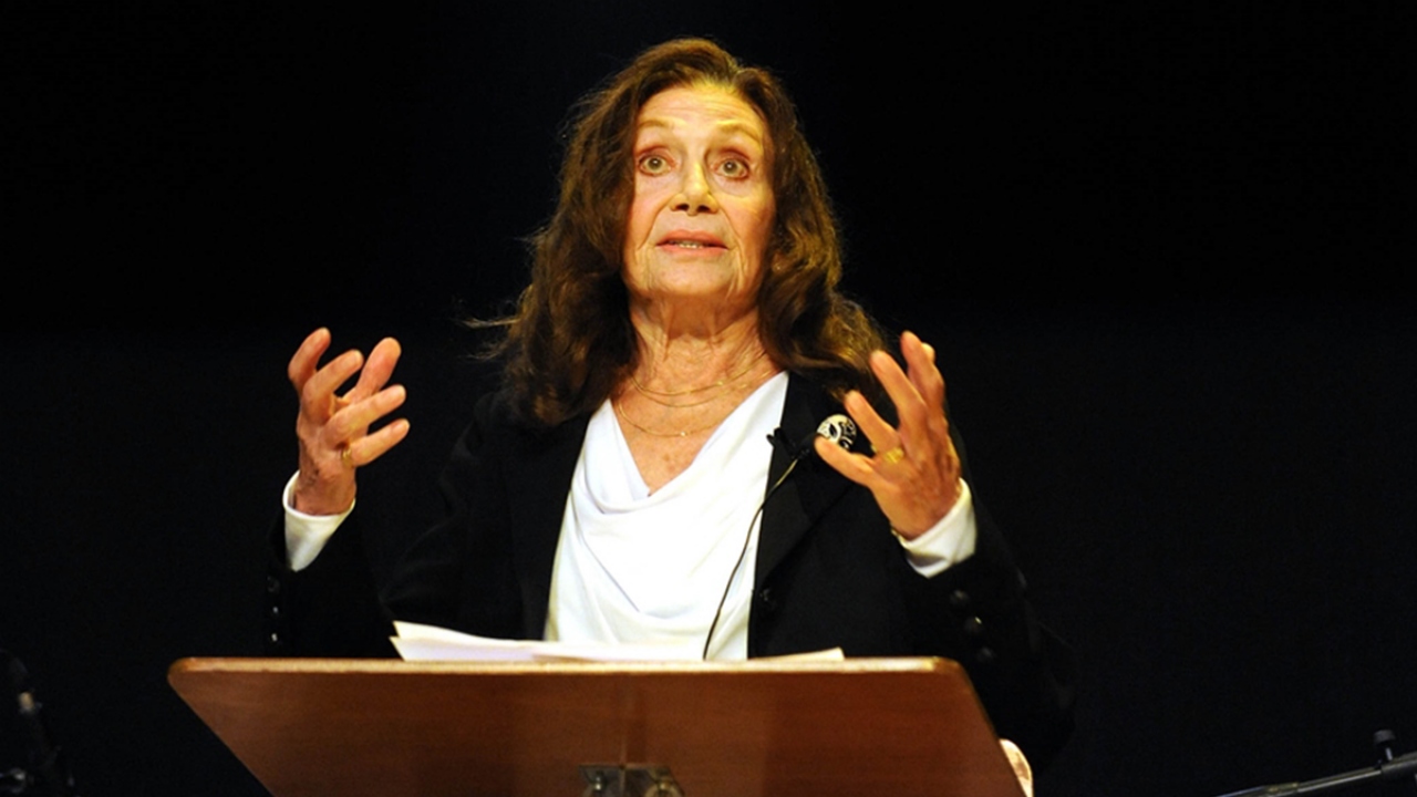 Kenter, 29 Kasım 2011`de Müjdat Gezen Kültür, Sanat ve Eğlence Merkezi`nin açılış töreninde konuşma yaptı. (Arşiv) 