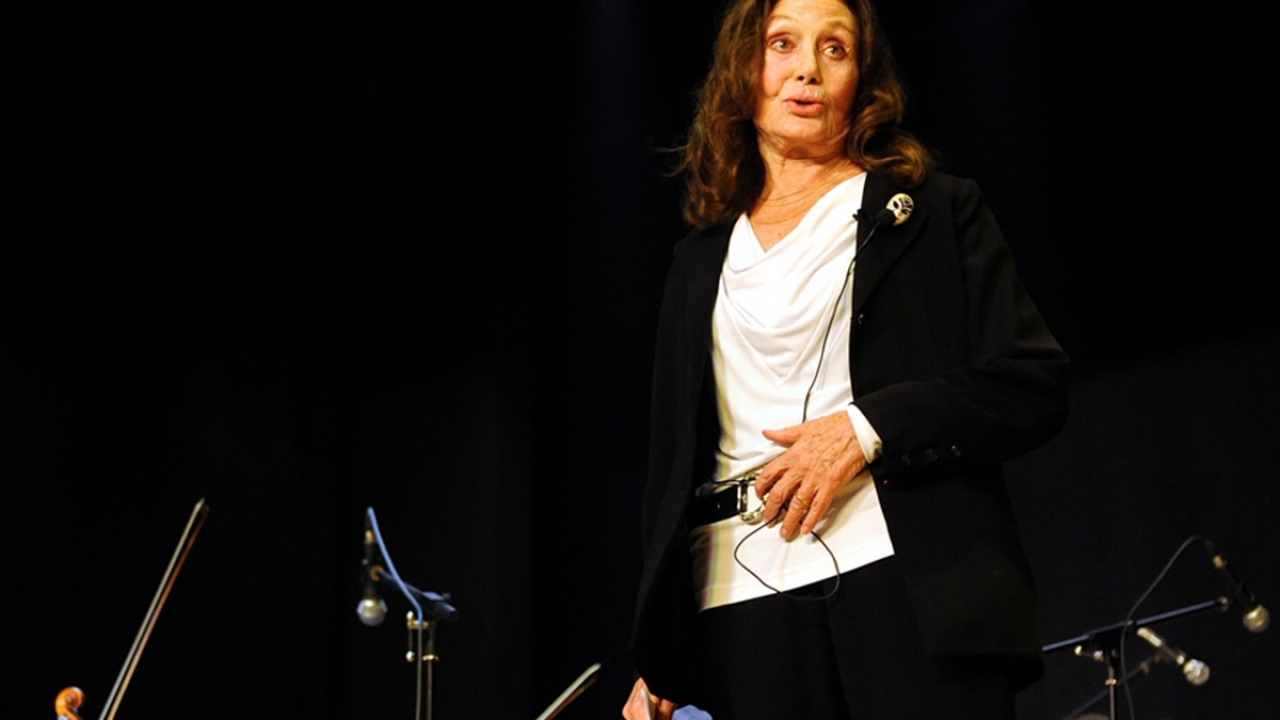 Kenter, 29 Kasım 2011`de Müjdat Gezen Kültür, Sanat ve Eğlence Merkezi`nin açılış töreninde konuşma yaptı. (Arşiv) 