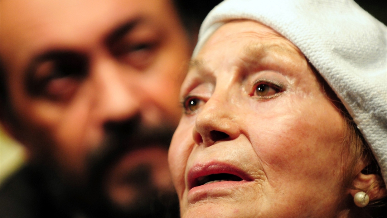 Kenter, 23 Eylül 2008`de tiyatro ve sinema sanatçısı, yazar ve yönetmen Hadi Caman için düzenlenen cenaze töreninde konuşma yaptı. (Arşiv)