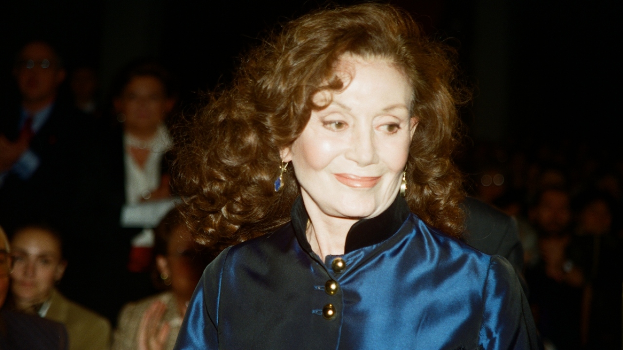  Kenter, 11 Ekim 1998`de 50. Sanat Yılı ve doğum gününü dostlarının da katıldığı bir törenle kutladı. (Arşiv)