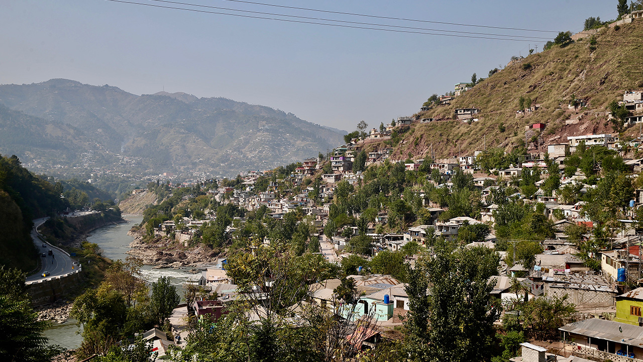 Yaklaşık 87 bin insanın hayatını kaybettiği 2005`teki depremde yüzde 50`si yıkılan Azad Keşmir`in başkentine yardım elini ilk uzatan ülkelerin başında Türkiye gelmişti.