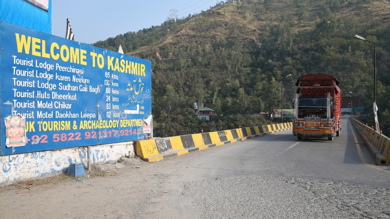 Türk kurumları ve dernekleri yaklaşık 780 bin binanın yıkıldığı, 3,5 milyon insanın evsiz kaldığı ve 250 bin çiftlik hayvanının telef olduğu Keşmir`in yaralarını sarmak için bölgede ve Muzafferabad`da ev, okul, hastane ve cami gibi yapılar inşa etmişti. 