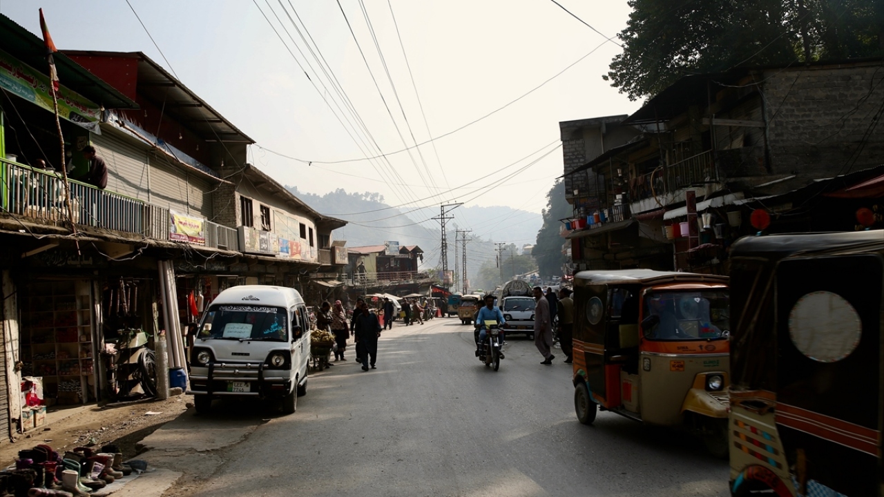 Depremin ardından bölgeye gelen yabancı kurtarma ekipleri, Keşmir ekonomisinin de yeniden canlanmasını sağlamıştı.