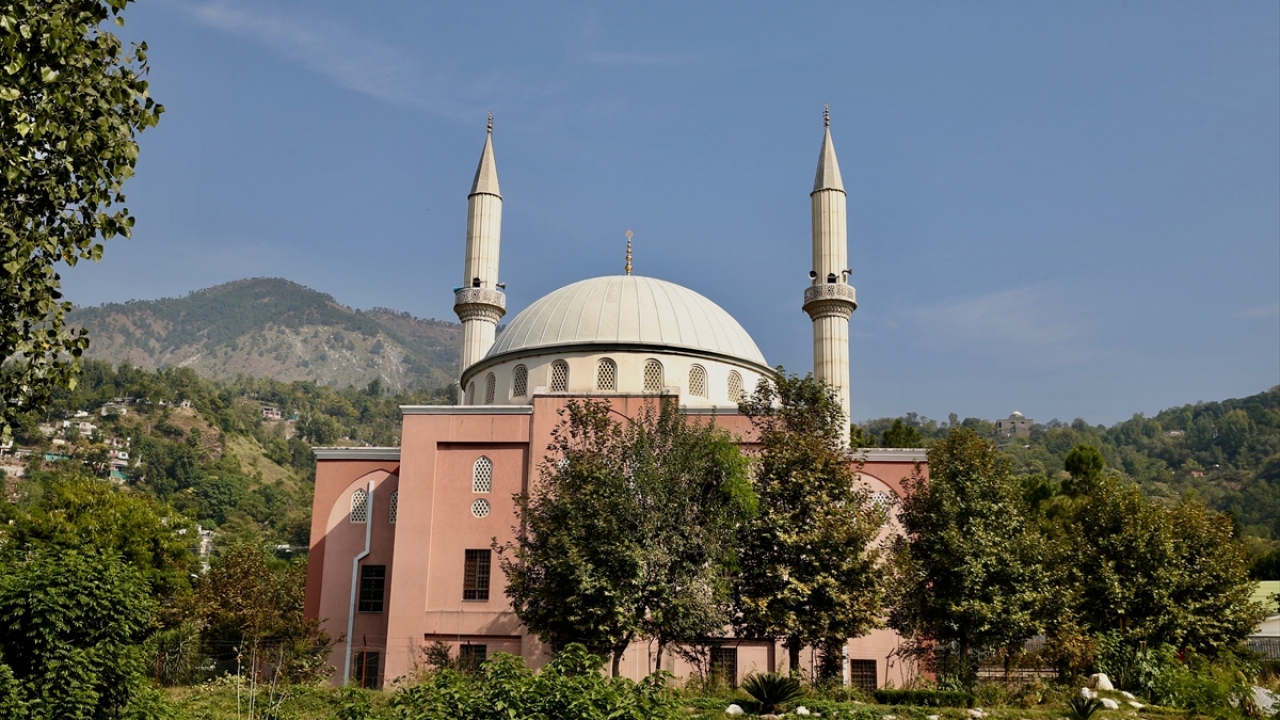 Bu yapılar arasında yer alan Osmanlı Camisi, hali hazırda başkentin sembolü haline geldi.