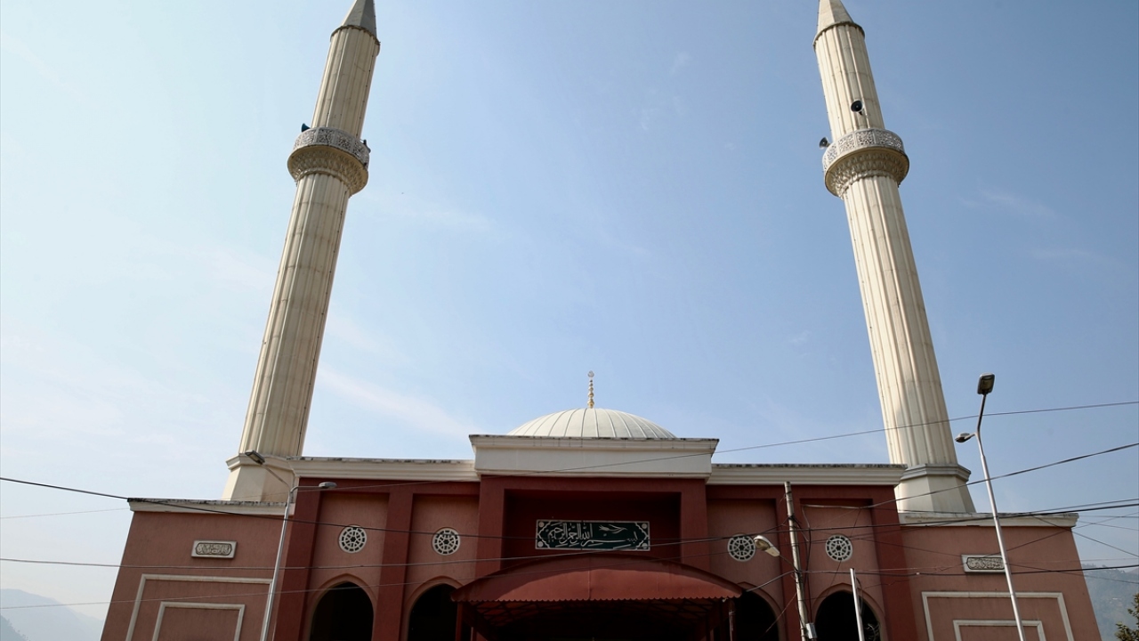 Cumhurbaşkanı Recep Tayyip Erdoğan tarafından, başbakanlığı sırasında, 2009`da açılan Osmanlı Camisi, Azad Cammu ve Keşmir yönetim binalarının merkezinde yer alıyor.