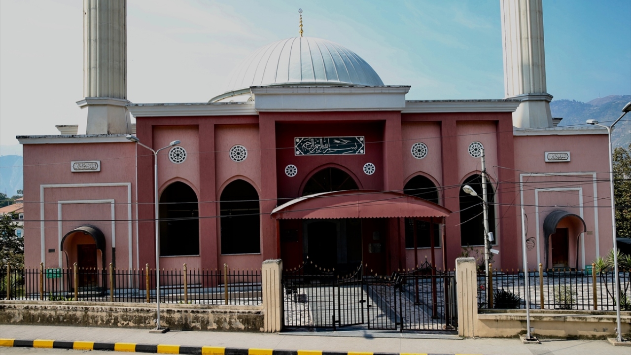 Yaklaşık 2 bin 500 kişinin ibadet edebildiği cami kompleksi içinde otopark, dinlenme alanları, okul, spor salonu, konferans salonları ve yönetim binalarının da yer aldığı 53 bina bulunuyor.