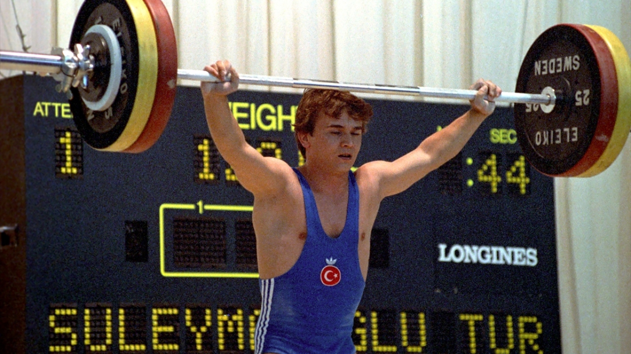 1 Temmuz 1991`de 11. Akdeniz Oyunlarında podyuma çıkan halterci Naim Süleymanoğlu, koparmada 125, silkmede 160, toplamda 285 kilogram kaldırarak, Akdeniz Oyunlarındaki beş eski rekoru kırdı ve üç altın madalya kazandı. (Arşiv)