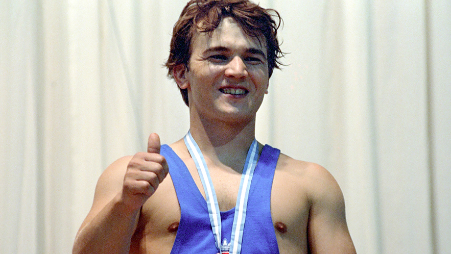 1 Temmuz 1991`de 11. Akdeniz Oyunlarında podyuma çıkan halterci Naim Süleymanoğlu, koparmada 125, silkmede 160, toplamda 285 kilogram kaldırarak, Akdeniz Oyunlarındaki beş eski rekoru kırdı ve üç altın madalya kazandı. (Arşiv)