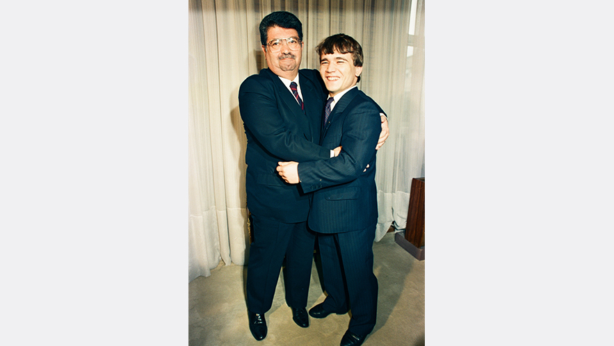 30 Nisan 1988`de, dönemin Başbakanı Turgut Özal, Dünya Şampiyonu milli halterci Naim Süleymanoğlu`nu kabul etti. (Arşiv)