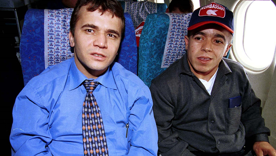 23 Nisan 2000`de Avrupa Halter Şampiyonasına katılmak üzere Bulgaristan`ın Başkenti Sofya`ya giden iki şampiyonumuz, Halil Mutlu ve Naim Süleymanoğlu uçakta madalya sözü verdi. (Arşiv)