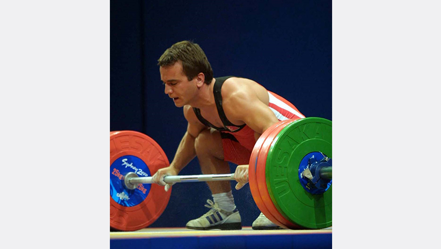 17 Eylül 2000`de 27. SYDNEY Yaz Olimpiyat Oyunları`nda halterde Dünya ve Olimpiyat Şampiyonu Türk Halterci Naim Süleymanoğlu, 62 kilo koparmada "0" çekerek madalyanın uzağında kaldı. (Arşiv)