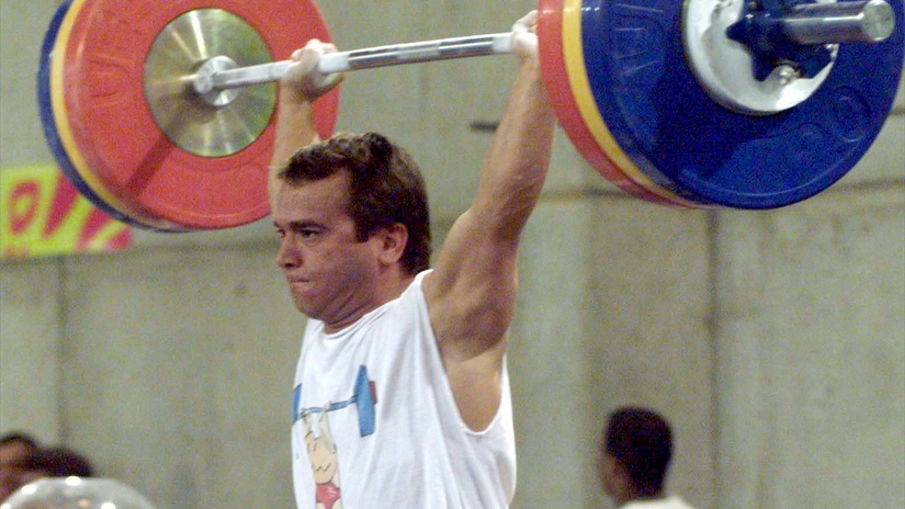 13 Eylül 2000`de 62 kiloda podyuma çıkacak olan Naim Süleymanoğlu, son antrenmanında koparmada 150, silmede de 190 kiloları kaldırarak müsabakası öncesinde formda olduğunu kanıtladı. (Arşiv)