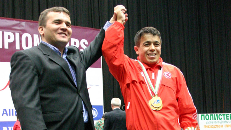 20 Nisan 2005`de 84.Avrupa Erkekler Halter Şampiyonası`nda 62 kiloda Halil Mutlu (sağda), koparmada 140 kiloluk kaldırmasıyla altın madalya kazandı. Mutlu`yu Dünya ve Olimpiyat Şampiyonu Eski Halterci Naim Süleymanoğlu (solda) da tebrik etti. (Arşiv)