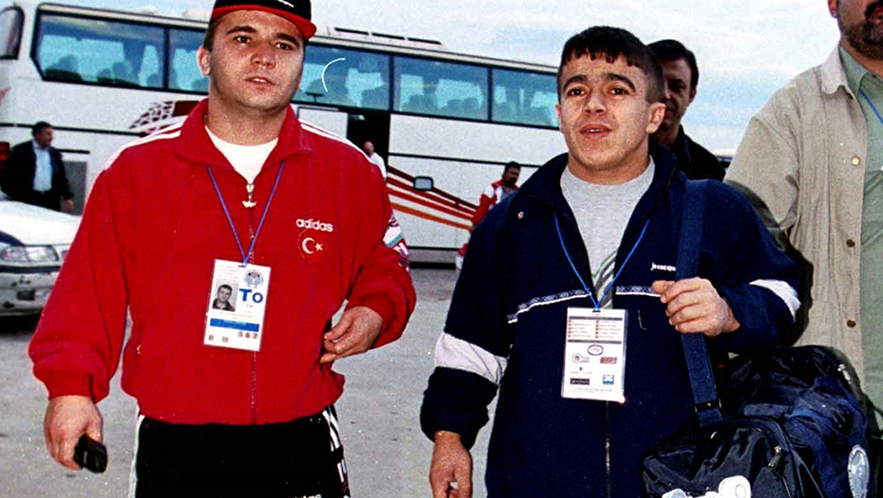 22 Kasım 1999`da Atina`da başlayacak olan 70. Erkekler Dünya Şampiyonası`nda Haltercimiz Halil Mutlu Haltercimiz Naim Süleymanoğlu ile birlikte Barış ve Dostluk salonuna geldi. (Arşiv)