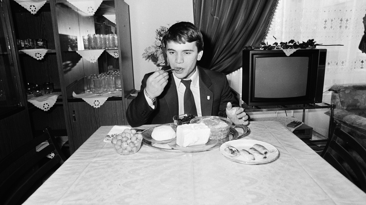 25 Aralık 1986`da, Dünya Şampiyonu halterci Naim Süleymanoğlu kendisine verilen lojmanda görülüyor. (Arşiv)