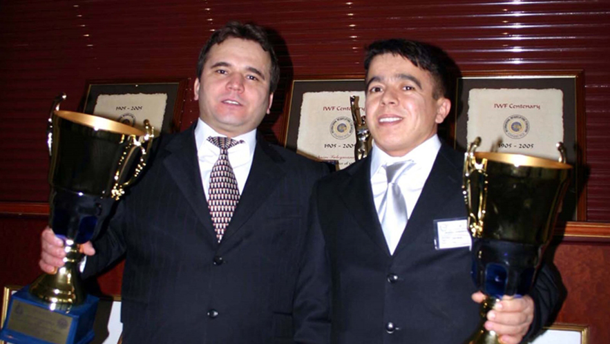 3 Mart 2005`de Türk Halterci Naim Süleymanoğlu (solda) ile Halil Mutlu, Uluslararası Halter Federasyonu`nun 100. yıl Altın Genel Kurulu toplantısında ödül aldılar. (Arşiv)