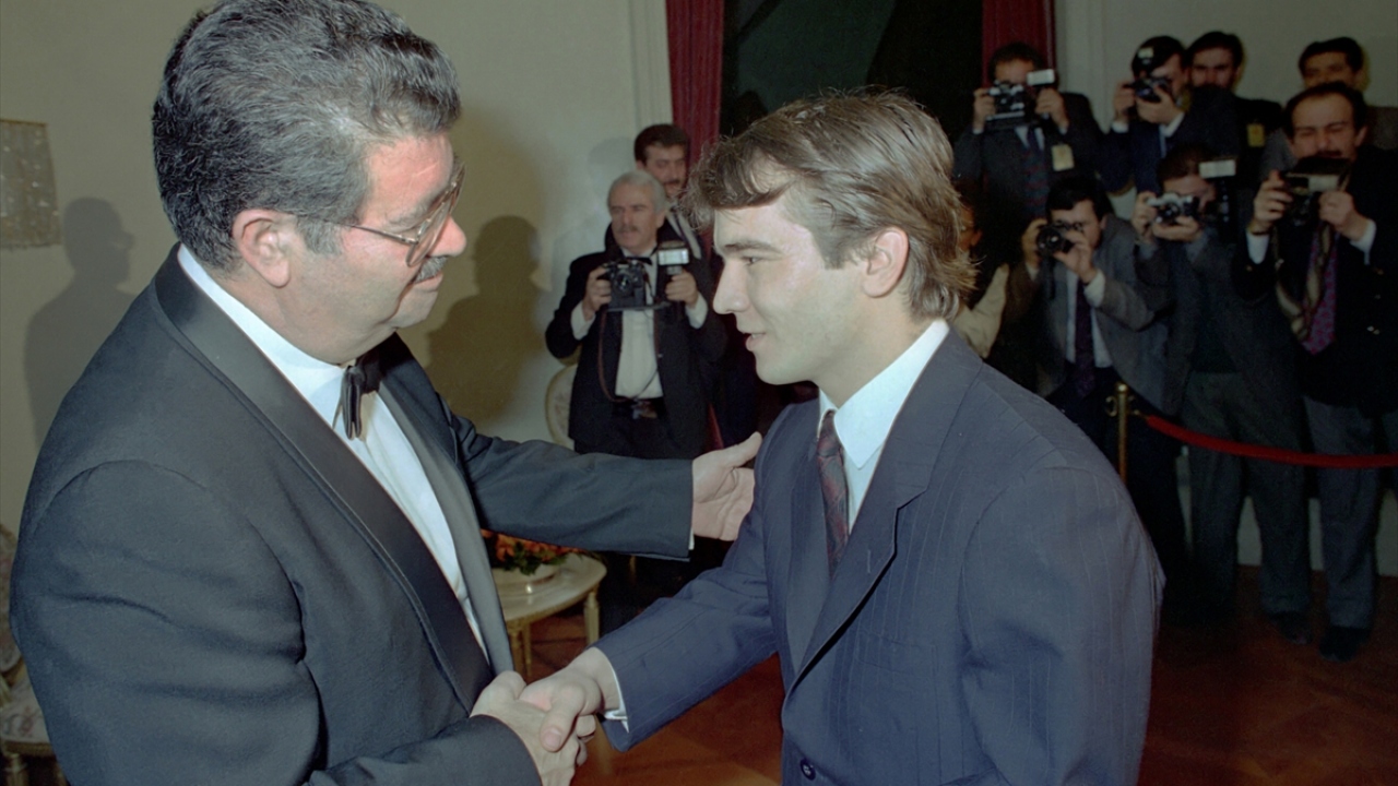 12 Ocak 1990`da Cumhurbaşkanı Turgut Özal (solda), yeni yıl dolayısıyla resepsiyon verdi. Resepsiyona Milli Halterci Naim Süleymanoğlu (sağda) da katıldı. (Arşiv)