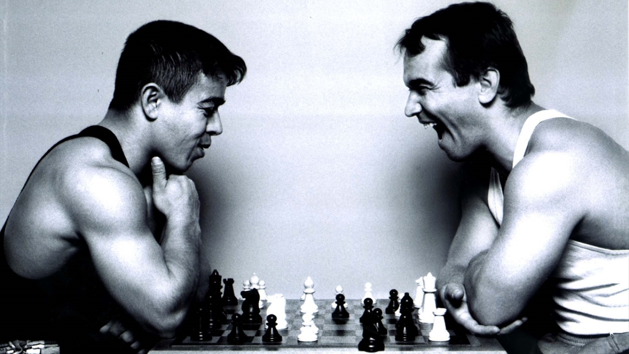 4 Ocak 2001`de Olimpiyat Şampiyonu ve rekortmen iki halterci Halil Mutlu ile Naim Süleymanoğlu`nun fotoğrafı, ünlü sporcuların da yer aldığı Vısa Olimpik Koleksiyon fotoğraf Albümü`nde yer aldı. (Arşiv)