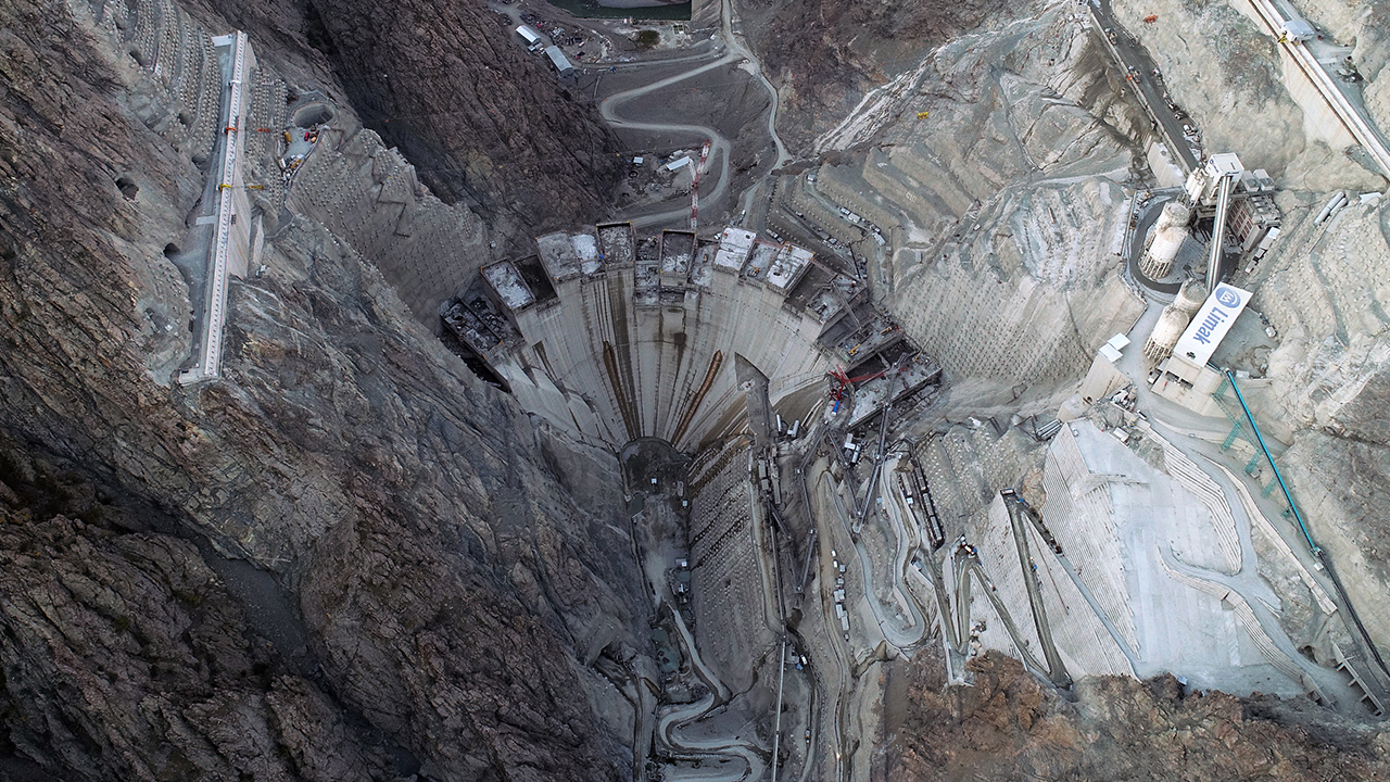 Milli sermayeyle Türk mühendis ve işçisinin alın teriyle inşa edilen Yusufeli Barajı ve HES inşaatında, 15`i mühendis, 10`u tekniker olmak üzere 25 kadın görev alıyor.