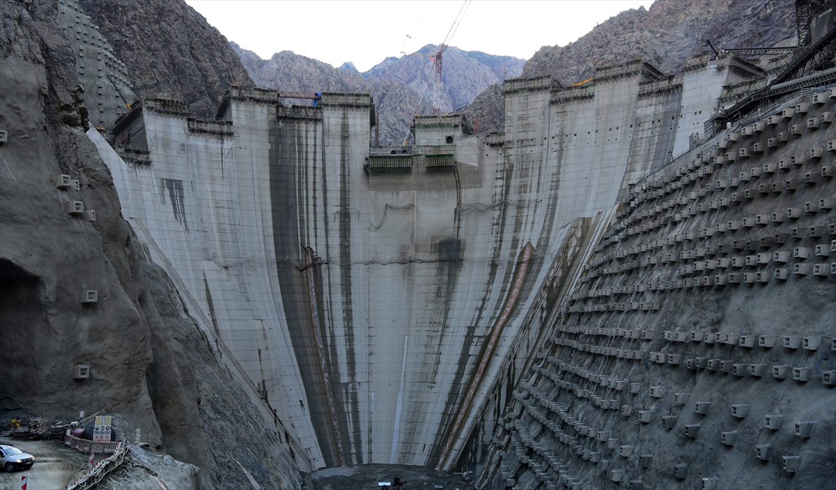 Artvin`in Yusufeli ilçesine 8 kilometre mesafede Çoruh Nehri üzerinde inşa edilen, tamamlandığında kemer baraj sınıfında 275 metreyle Türkiye`nin birinci, dünyanın üçüncü en yüksek barajı olacak projenin, 2021`de tamamlanması planlanıyor.