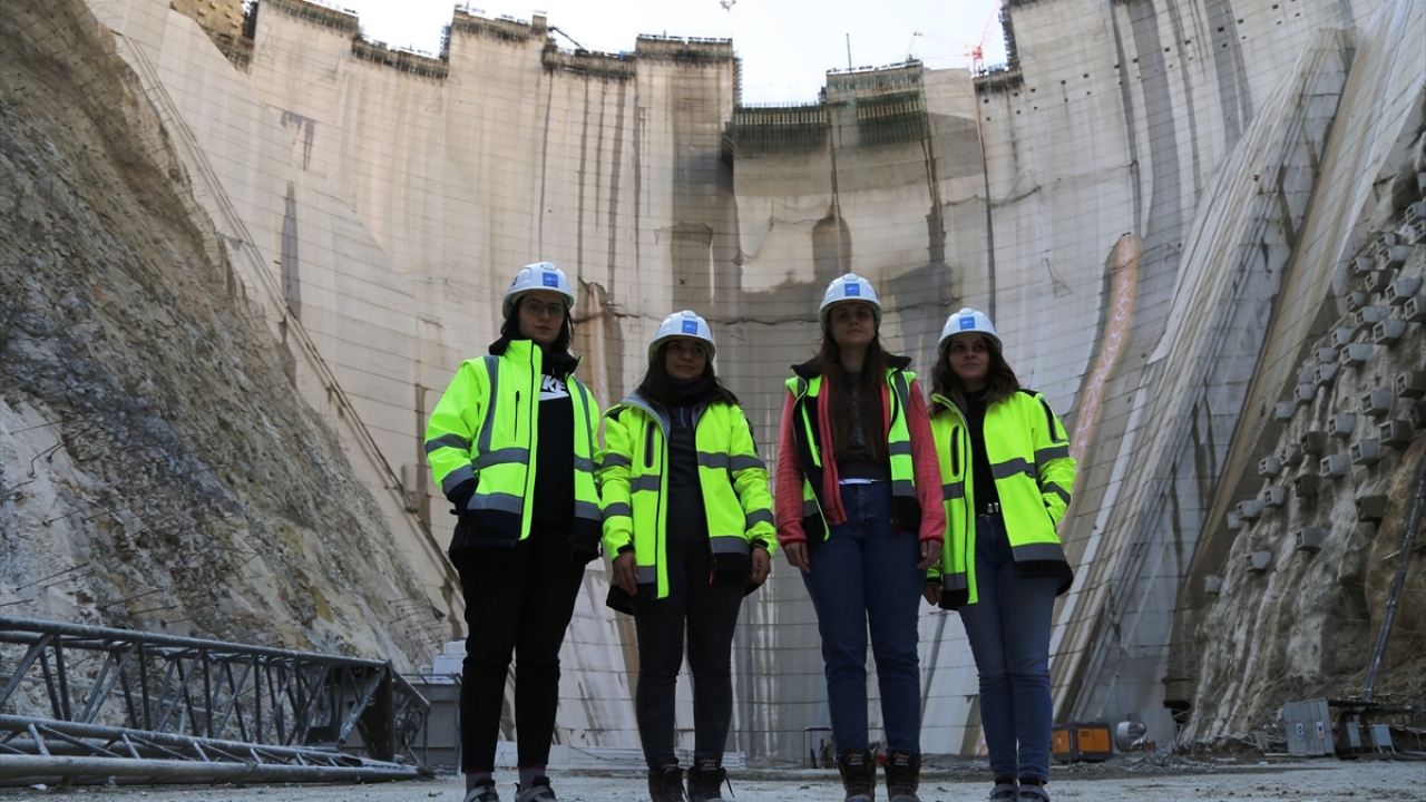 Yıldız, babasının kendisi için kurduğu mühendislik hayalini, Yusufeli Barajı gibi bir projede çalışarak gerçekleştirdiği için mutlu olduğunu da dile getirdi.