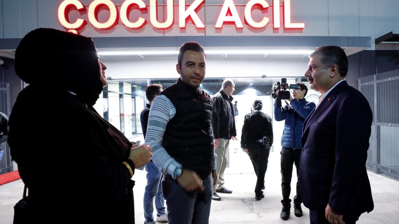 Acil servislerdeki nöbetçi doktor ve hemşirelerden bilgi alan Koca, sorunların yerinde tespiti için bu ziyaretlerine devam edeceğini belirterek, acil servislerdeki yoğunluğun giderilmesi için hastaların doğru yönlendirilmesi gerektiğini söyledi.