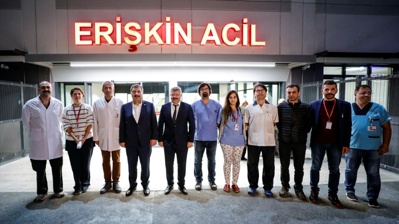 Koca, ziyaretlerinde sağlık çalışanlarıyla öz çekim yaptı.