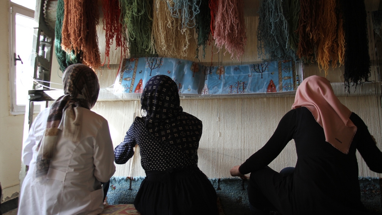 Kentte dağ bitkilerinden elde edilen boyalarla iplik hazırlayan kadınlar, daha sonra üretimi oldukça zahmetli olan halıları büyük emek vererek dokuyor.