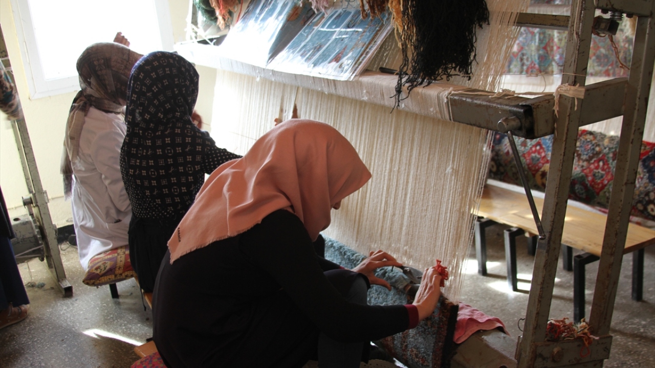 Elde ettikleri halıları satarak aile bütçelerine katkı sağlayan kadınlar, sanatlarını gelecek nesillere de aktarmak istiyor.